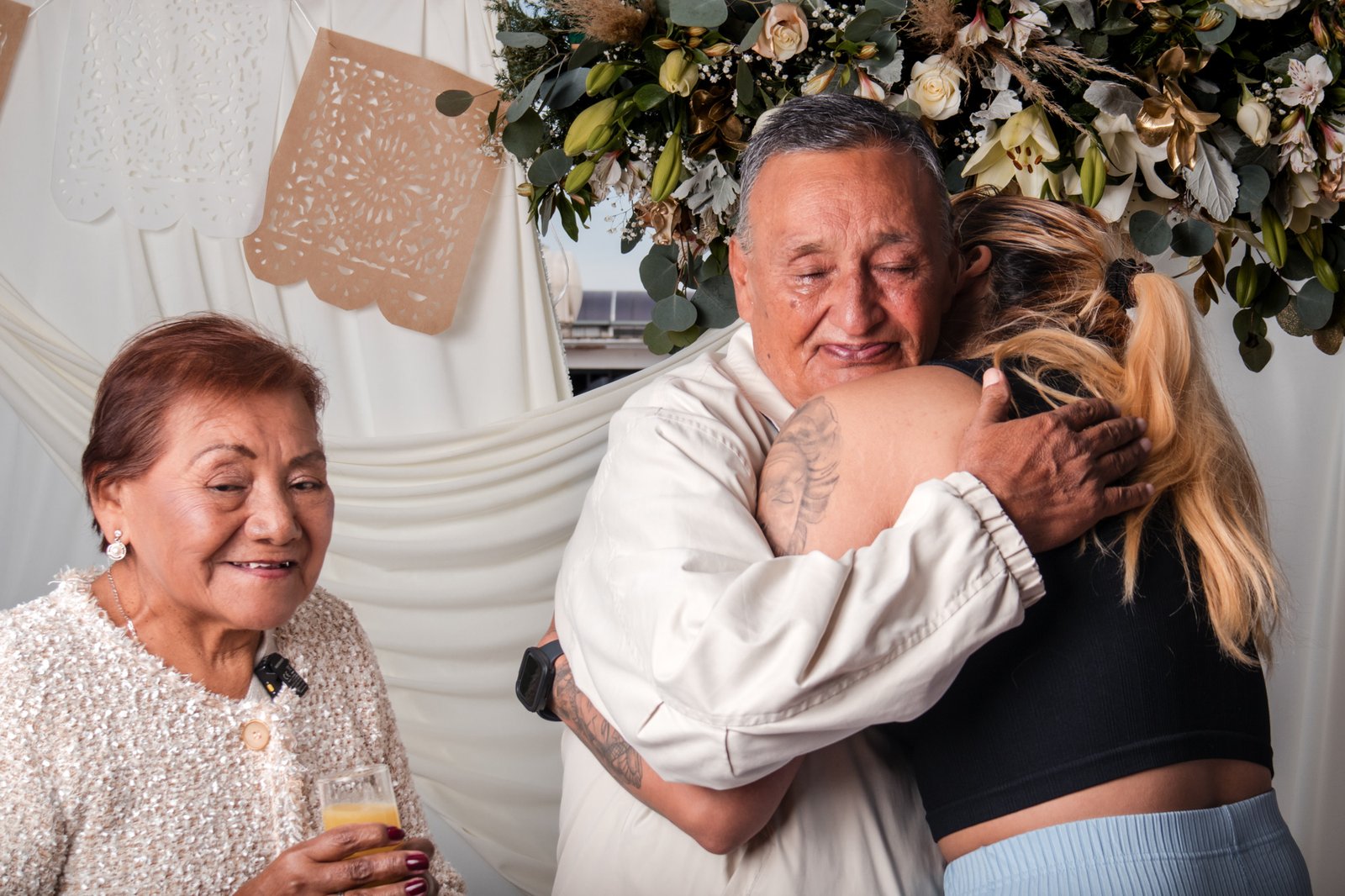 Maximino comparte un abrazo con una integrante de su familia